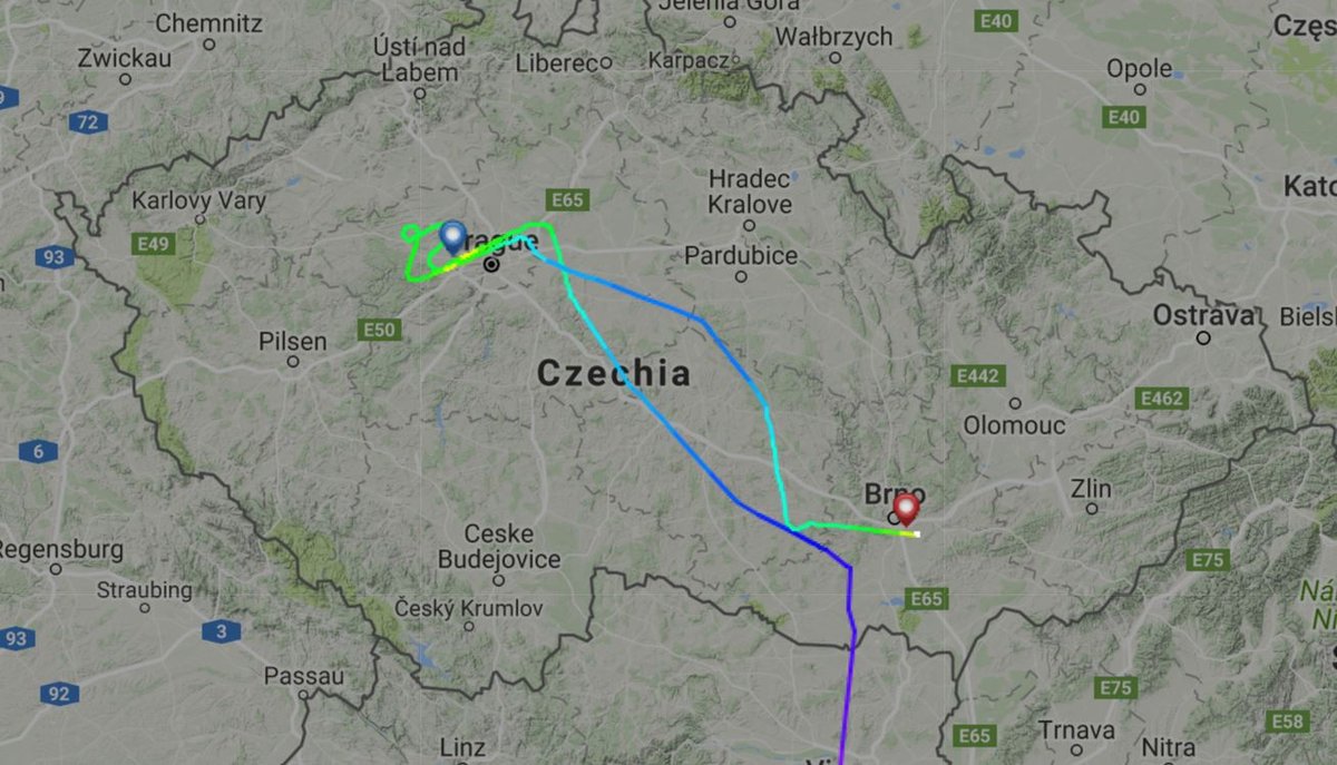 Grafika Aha! Po prvním pokusu se letadlo otočilo nad Kladnem, po druhém ale raději zamířilo do Brna. O﷯dtamtud se cestující do cíle v Ruzyni vrátili večer.