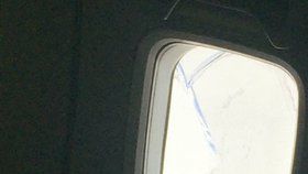 Letadlo americké společnosti Southwest Airlines přistálo nouzově s prasklým okénkem.