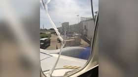 Letadlo americké společnosti Southwest Airlines přistálo nouzově s prasklým okénkem.
