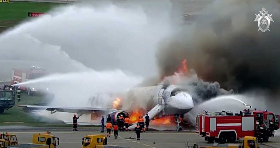 Přeživší unikli po evakuačních skluzavkách. Z drahého letadla zbyly jen ohořelé trosky.