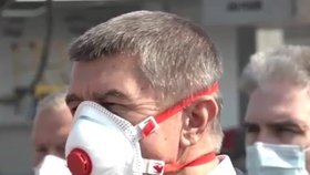 Andrej Babiš na tiskovce na letišti po příletu letadla s 1,1 respirátory z Číny (20.3.2020)
