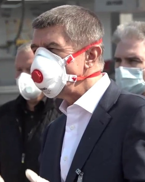 Andrej Babiš na tiskovce na letišti po příletu letadla s 1,1 milionem respirátory z Číny (20. 3. 2020)