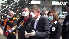 Jan Hamáček, Andrej Babiš a Alena Schillerová na tiskovce na letišti po příletu letadla s 1,1 miliony respirátory z Číny (20. 3. 2020)