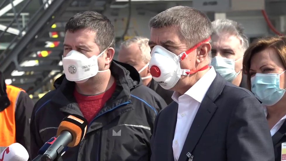 Jan Hamáček, Andrej Babiš a Alena Schillerová na tiskovce na letišti po příletu letadla s 1,1 milionu respirátorů z Číny (20. 3. 2020)