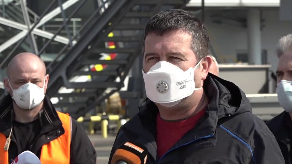 Jan Hamáček na tiskovce na letišti po příletu letadla s 1,1 respirátory z Číny (20.3.2020)
