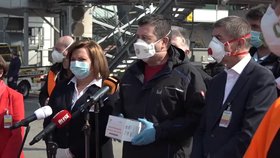 Jan Hamáček, Andrej Babiš a Alena Schillerová na tiskovce na letišti po příletu letadla s 1,1 respirátory z Číny (20.3.2020)