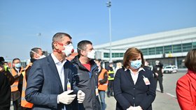 Andrej Babiš, Jan Hamáček a Alena Schillerová během příletu letadla s 1,1 milionem respirátorů z Číny (20.3.2020)