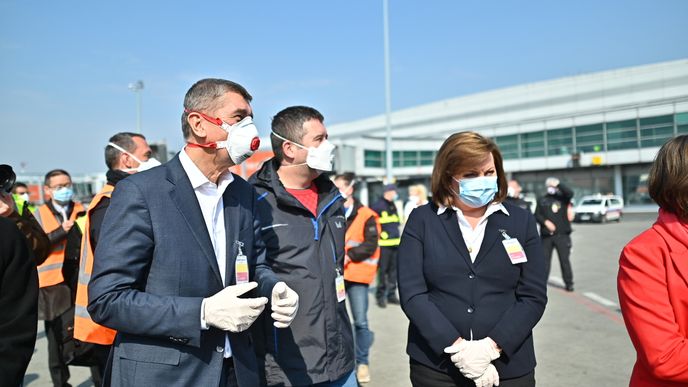Andrej Babiš, Jan Hamáček a Alena Schillerová během příletu letadla s 1,1 milionem respirátorů z Číny (20.3.2020)