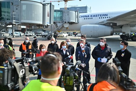 Andrej Babiš, Jan Hamáček a Alena Schillerová na tiskovce během příletu letadla s 1,1 milionem respirátorů z Číny (20.3.2020)