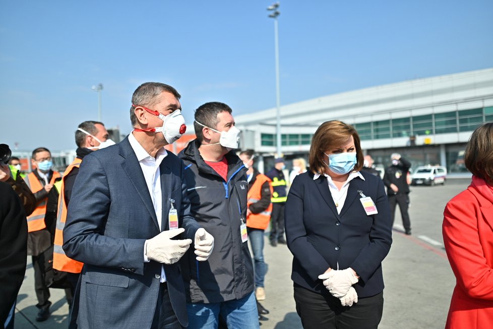 Andrej Babiš, Jan Hamáček a Alena Schillerová během příletu letadla s 1,1 milionem respirátorů z Číny (20.3.2020)