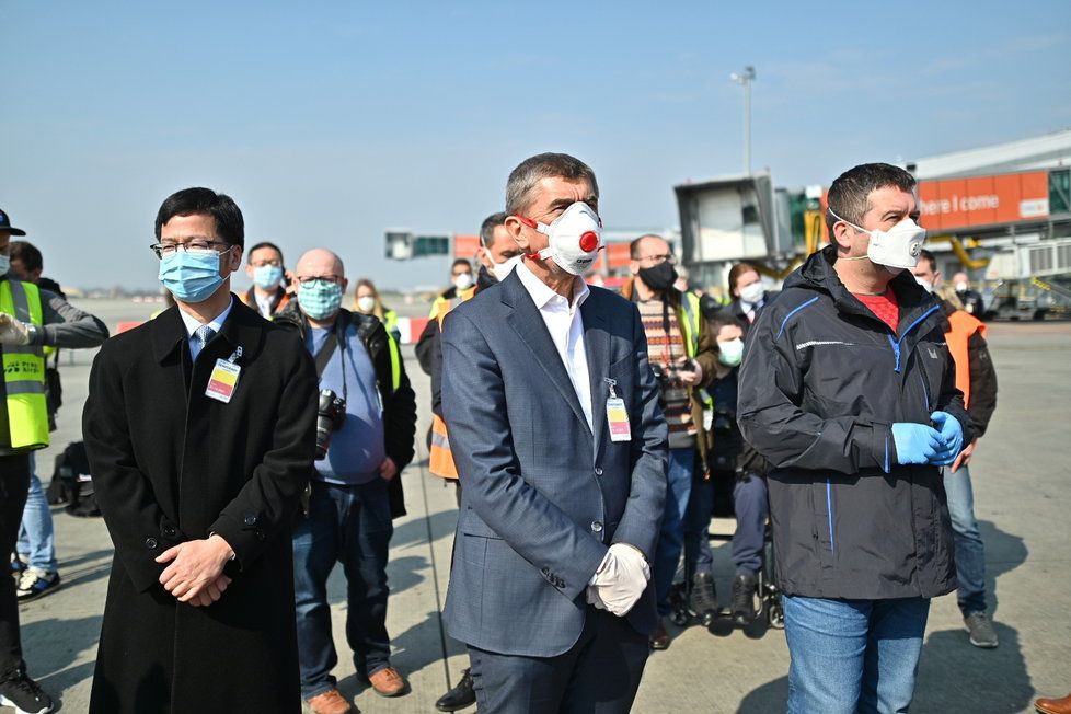 Andrej Babiš a Jan Hamáček během příletu letadla s 1,1 milionu respirátorů z Číny (20. 3. 2020)