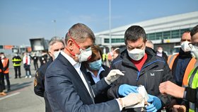 Andrej Babiš a Jan Hamáček během příletu letadla s 1,1 milionem respirátorů z Číny (20. 3. 2020)
