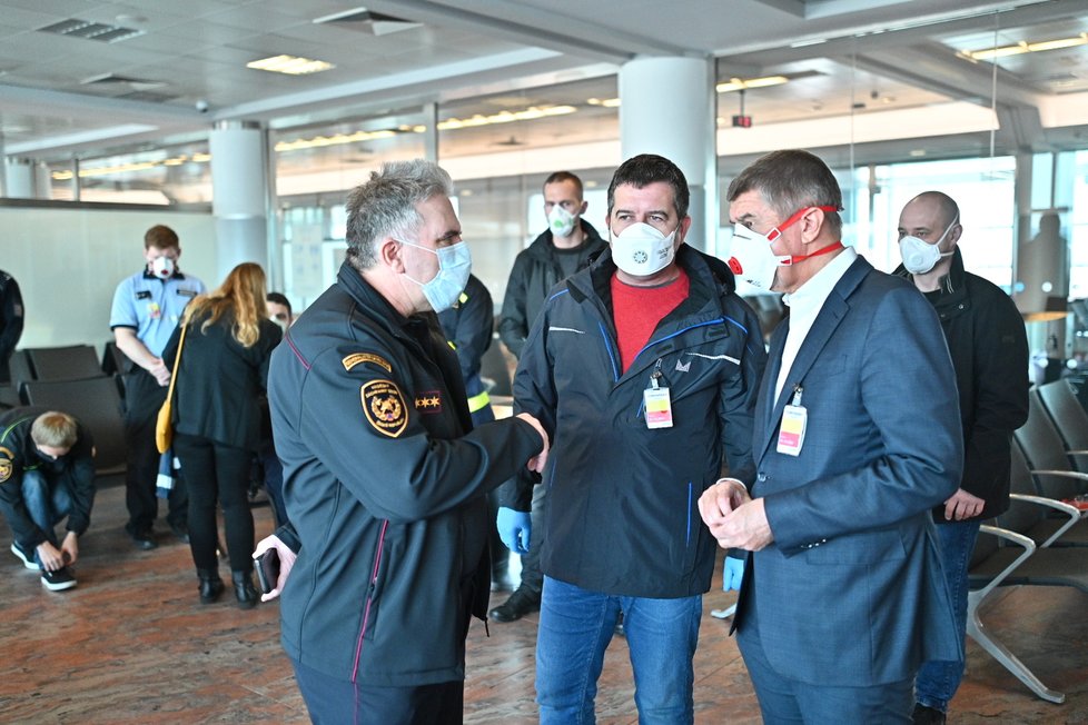 Andrej Babiš a Jan Hamáček během příletu letadla s 1,1 milionem respirátorů z Číny (20. 3. 2020)