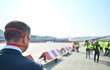 Andrej Babiš během příletu letadla s 1,1 milionem respirátorů z Číny (20.3.2020)
