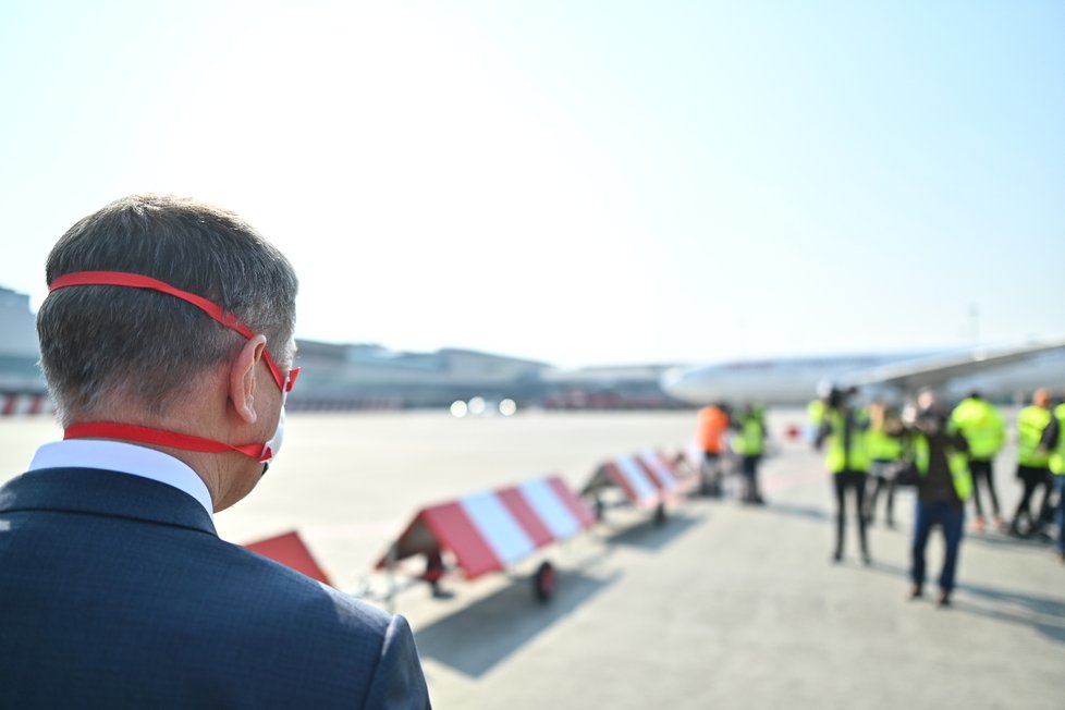 Andrej Babiš během příletu letadla s 1,1 milionem respirátorů z Číny (20.3.2020)