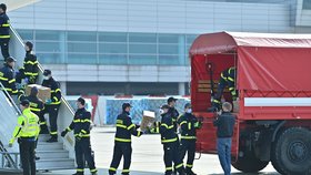 Přílet letadla China Eastern z Číny s 1,1 milionem respirátorů pro Čechy (20.3.2020)