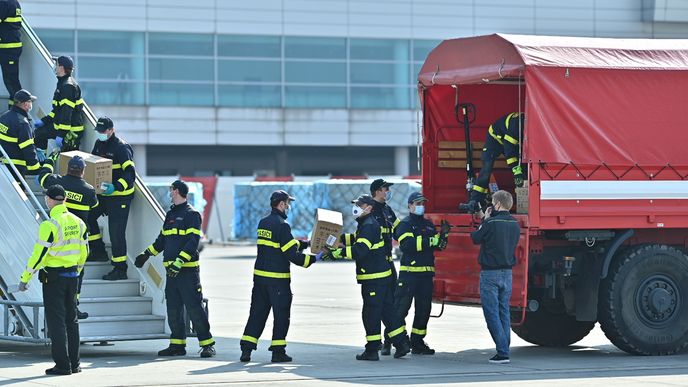 Přílet letadla China Eastern z Číny s 1,1 milionem respirátorů pro Čechy (20.3.2020)