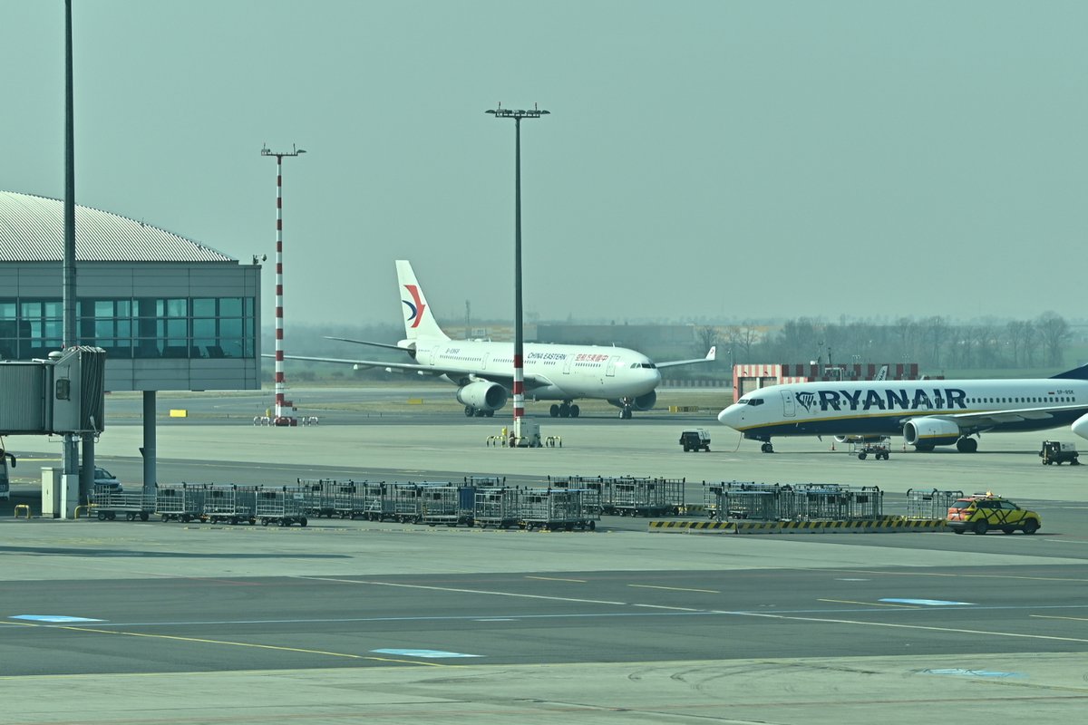 Přílet letadla China Eastern z Číny s 1,1 milionem respirátorů pro Čechy (20.3.2020)