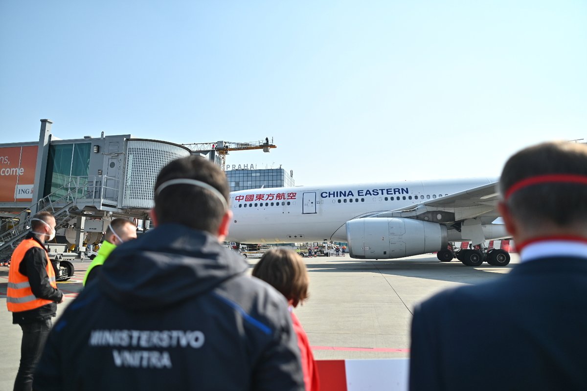 Přílet letadla China Eastern z Číny s 1,1 milionem respirátorů pro Čechy (20.3.2020)