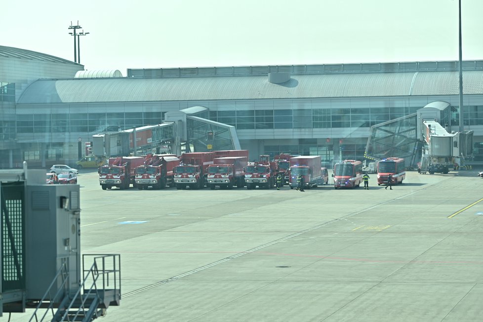 Přílet letadla China Eastern z Číny s 1,1 milionem respirátorů pro Čechy (20.3.2020)