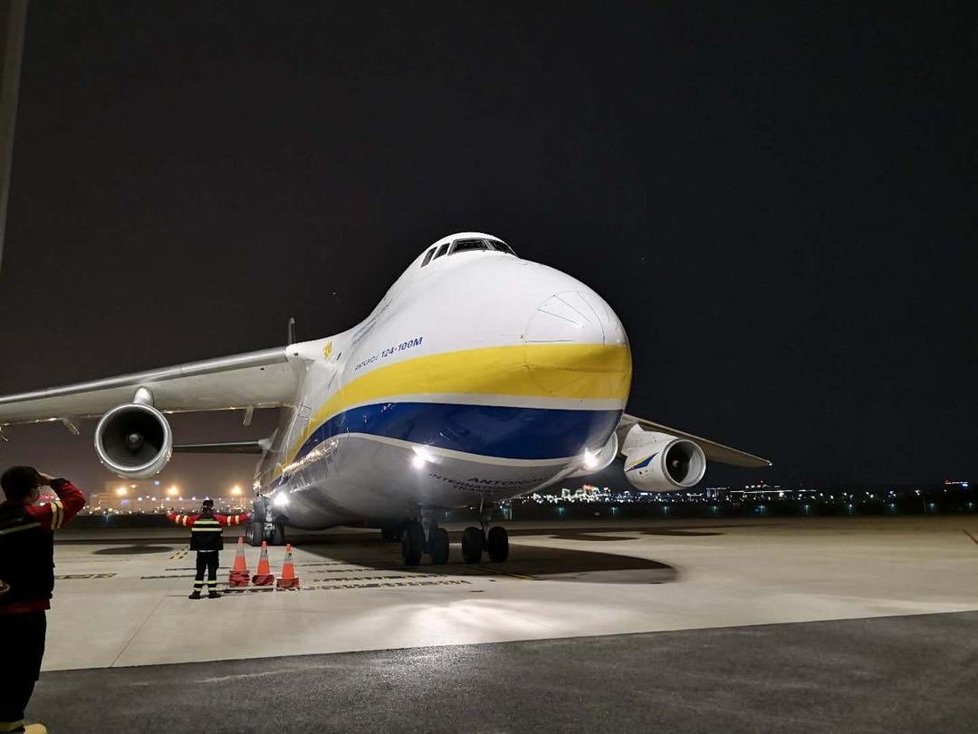 Letoun Ruslan dopravil do Česka 100 tun zdravotnického materiálu z Číny. S mezipřistáním v pákistánském Karáčí (21.3.2020).