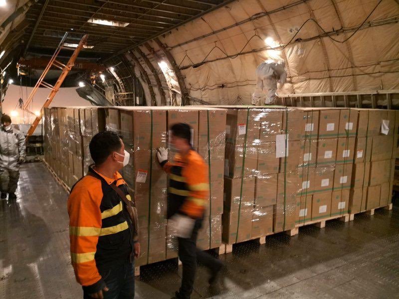 Letoun Ruslan dopravil do Česka 100 tun zdravotnického materiálu z Číny. S mezipřistáním v pákistánském Karáčí. (21.3.2020)