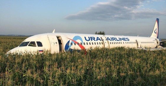 Ruský airbus se srazil s hejnem ptáků a nouzově přistál v poli. Na palubě bylo 234 lidí