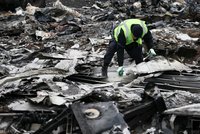 Začal odvoz trosek sestřeleného letounu MH17: Našly se další lidské ostatky!