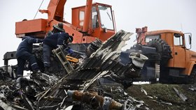 Z Ukrajiny odvážejí trosku sestřeleného letounu MH17.