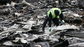 Z Ukrajiny odvážejí trosku sestřeleného letounu MH17