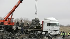 Z Ukrajiny odvážejí trosky sestřeleného letounu MH17.