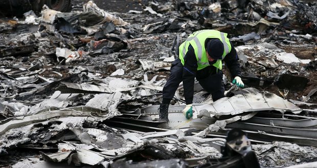 Začal odvoz trosek sestřeleného letounu MH17: Našly se další lidské ostatky!