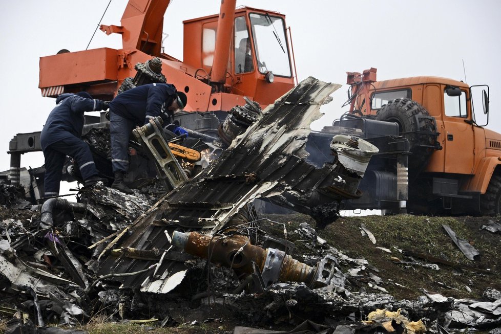 Z Ukrajiny odvážejí trosku sestřeleného letounu MH17