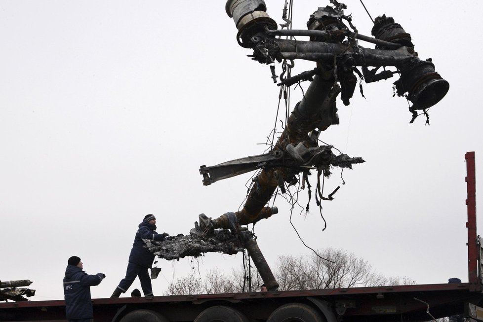 Z Ukrajiny odvážejí trosku sestřeleného letounu MH17