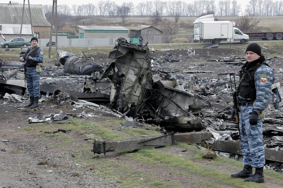 Z Ukrajiny odvážejí trosku sestřeleného letounu MH17.