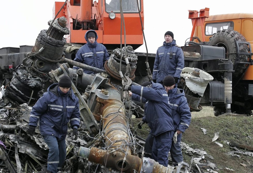 Z Ukrajiny odvážejí trosku sestřeleného letounu MH-17.