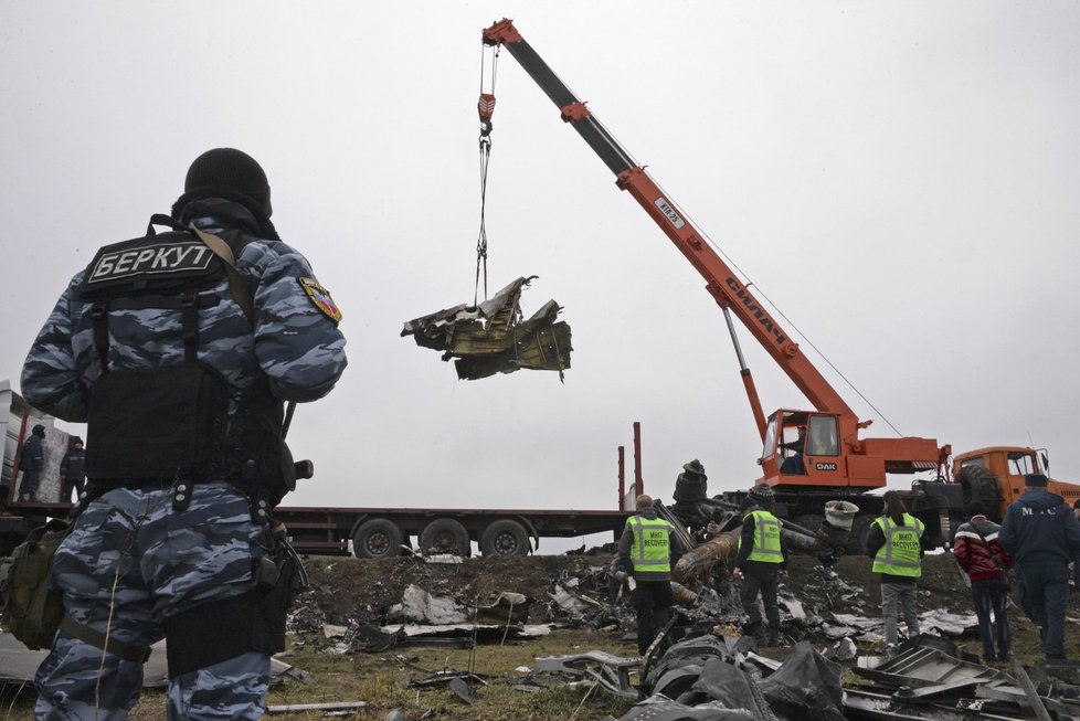 Z Ukrajiny odvážejí trosku sestřeleného letounu MH-17.