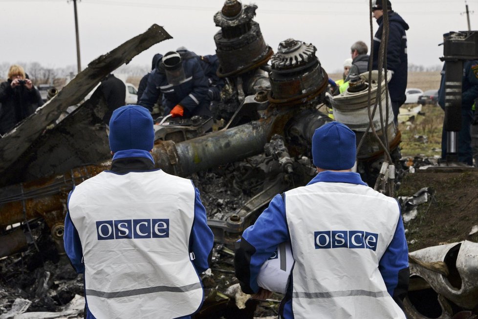 Z Ukrajiny odvážejí trosku sestřeleného letounu MH17.