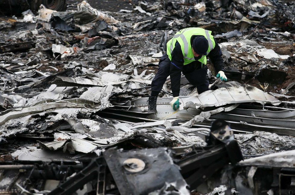 Z Ukrajiny odvážejí trosku sestřeleného letounu MH-17.