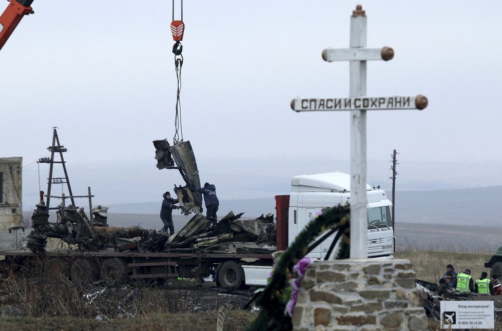 Z Ukrajiny odvážejí trosku sestřeleného letounu MH17