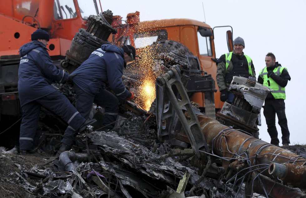 Z Ukrajiny odvážejí trosku sestřeleného letounu MH17