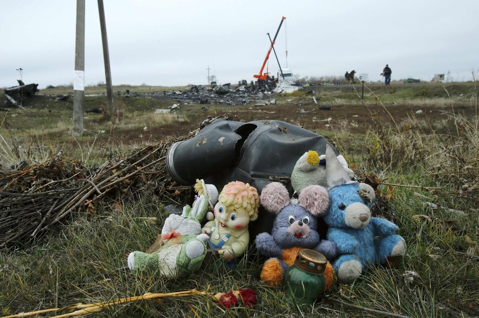 Z Ukrajiny odvážejí trosku sestřeleného letounu MH17.