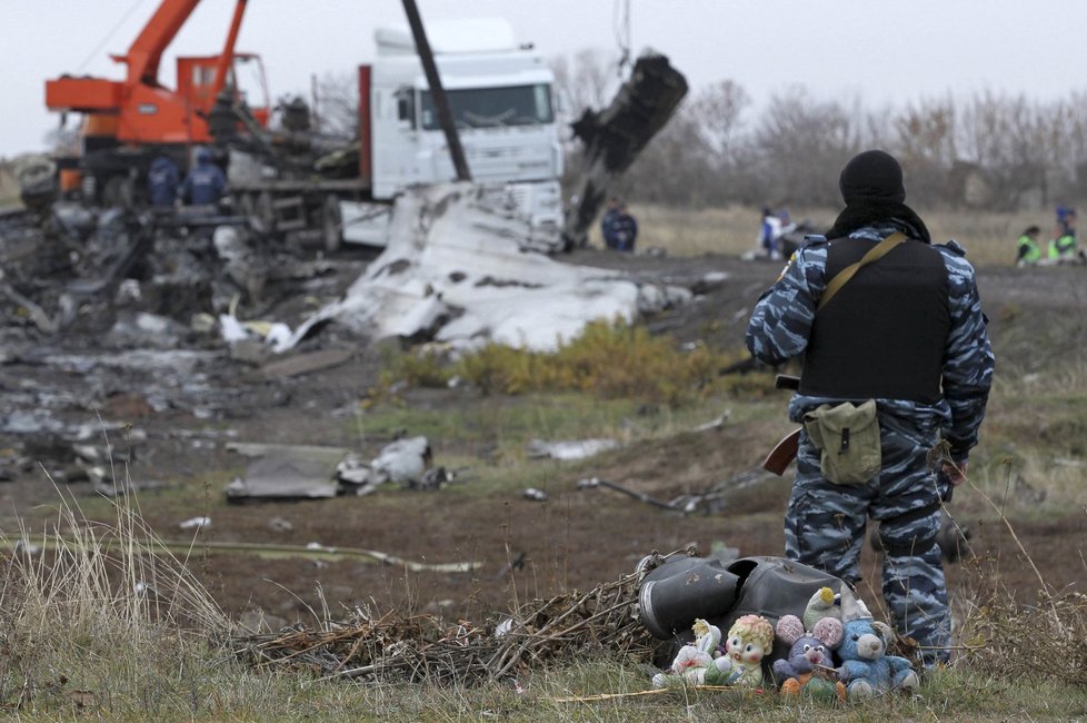 Z Ukrajiny odvážejí trosku sestřeleného letounu MH17.