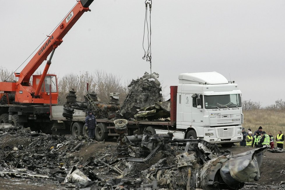 Z Ukrajiny odvážejí trosky sestřeleného letounu MH17.