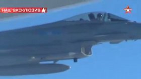 Jako v Top Gunu: Pohled z ruského bombardéru na britskou stíhačku.