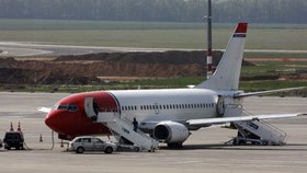 Letiště Ruzyně přijalo tísňové hlášení kapitána norského Boeingu kvůli požáru na palubě. Letadlo v pořádku přistálo