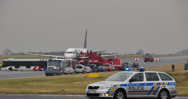 Speciální jednotky prohledávají letadlo z Frankfurtu