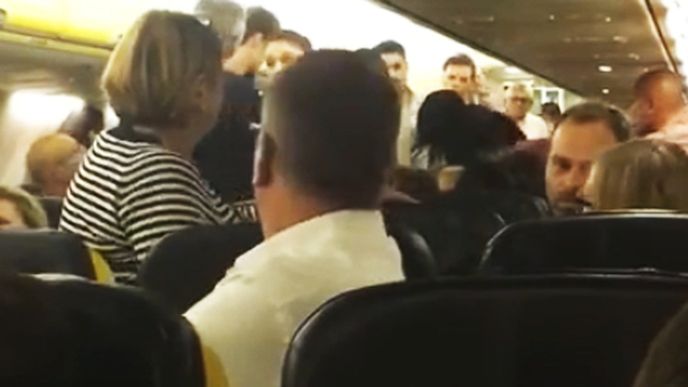 Až deset lidí se zapojilo do rvačky, kvůli které muselo letadlo nouzově přistát.