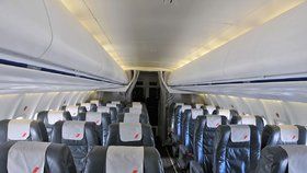 Opilá žena (20) mužům v letadle nabízela sex a pak napadla palubní průvodčí: Letušku a jednoho z cestujících pokousala! (ilustrační foto)
