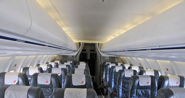 Opilá žena mužům v letadle nabízela sex: Pak pokousala letušku a jednoho z cestujících!